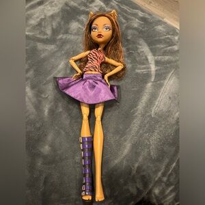 Frightfully tall 17’’ monster high doll clawdeen